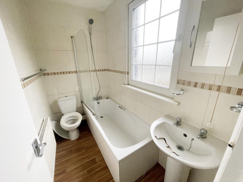 Lot: 128 - FREEHOLD BLOCK OF TWO FLATS - Bathroom
